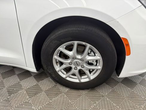 Used 2023 Chrysler Pacifica Touring-L FWD image 14
