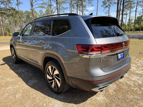 Used 2024 Volkswagen Atlas SE AWD/4WD image 3