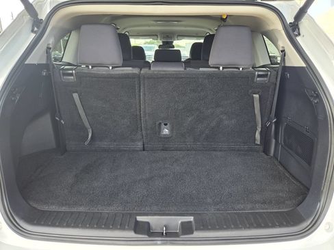 Used 2025 Toyota Highlander LE FWD image 29