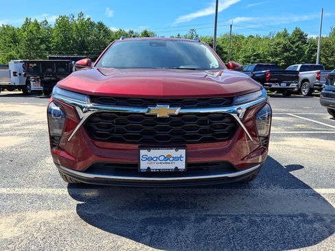 Used 2024 Chevrolet Trax LT w/ Driver Confidence Package FWD image 2