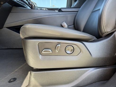 Used 2021 Cadillac Escalade Luxury image 11