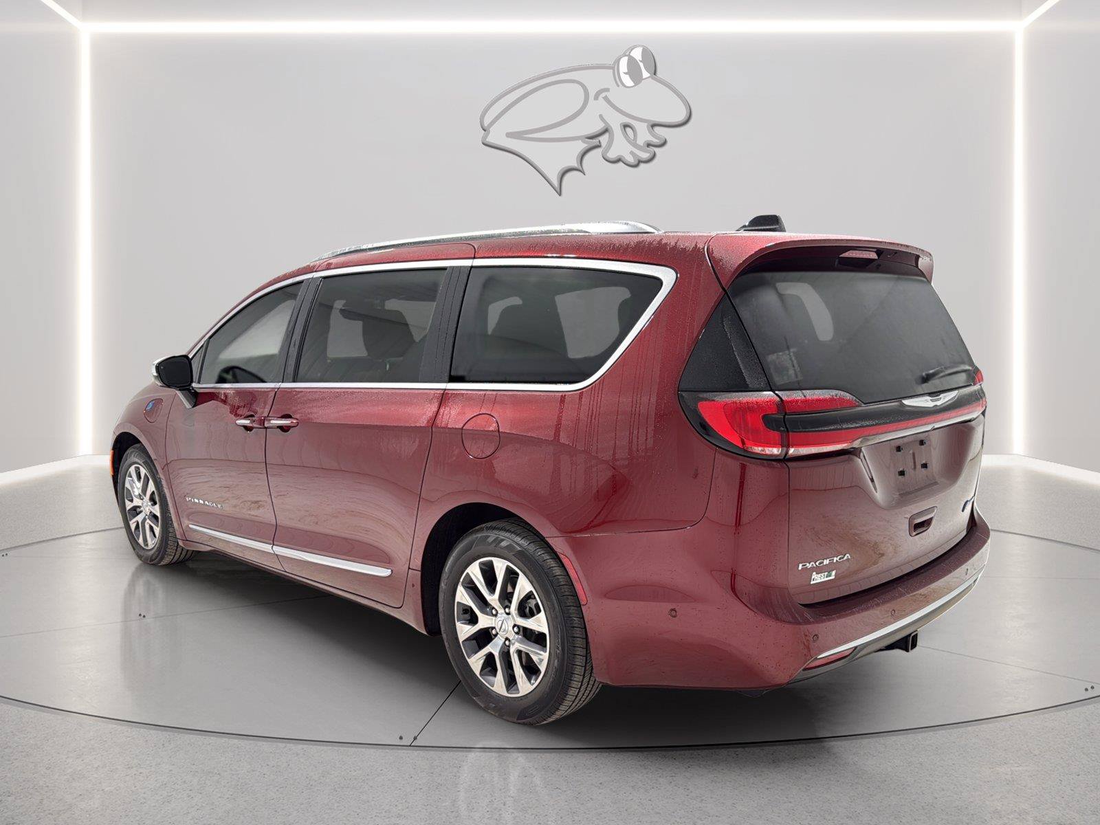 Used 2023 Chrysler Pacifica Pinnacle FWD image 3