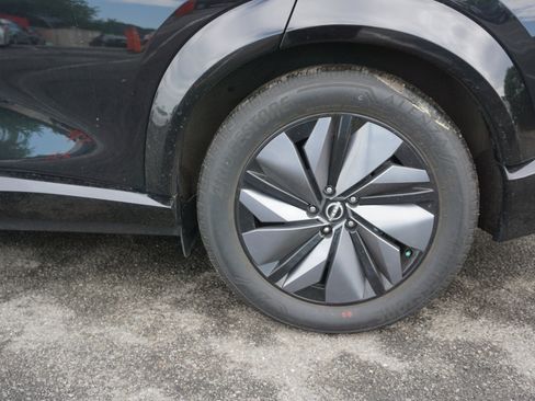 Used 2023 Nissan Ariya AWD image 6