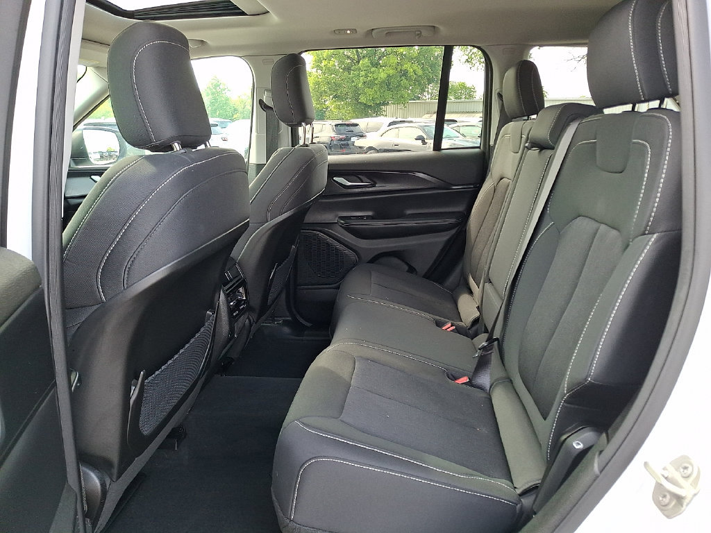 Used 2023 Jeep Grand Cherokee Laredo X AWD/4WD image 13