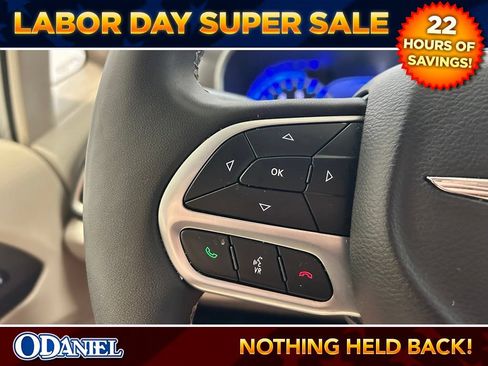 Used 2024 Chrysler Pacifica Touring-L FWD image 10