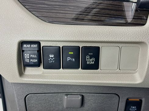 Used 2017 Toyota Sienna XLE Premium FWD image 10