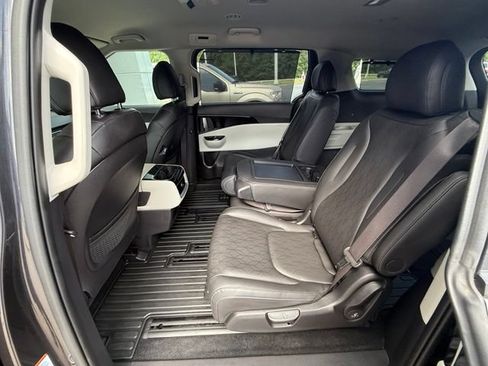 Used 2024 Kia Carnival EX FWD image 14