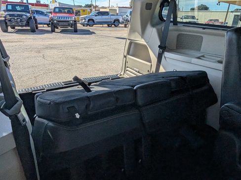 Used 2016 Chrysler Town & Country Touring image 15