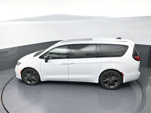 New 2026 Chrysler Pacifica Select image 12