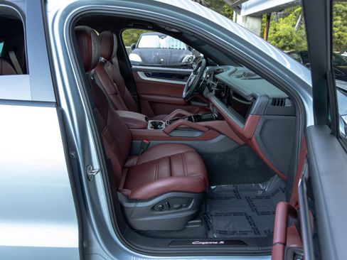 Used 2024 Porsche Cayenne S image 61