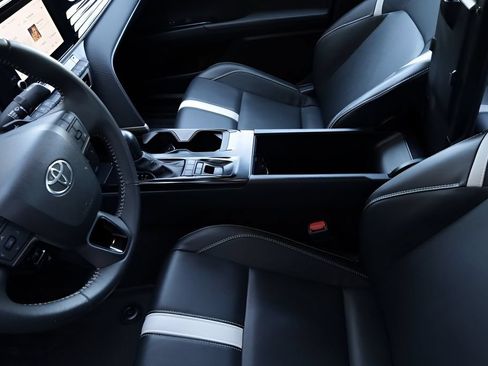 Used 2025 Toyota Camry SE FWD image 38