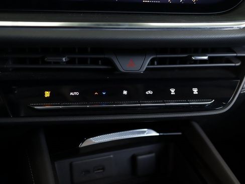 Used 2025 Buick Envision Preferred image 21