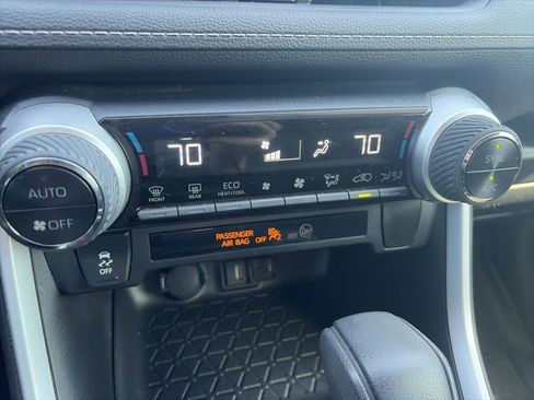 Used 2021 Toyota RAV4 LE image 19