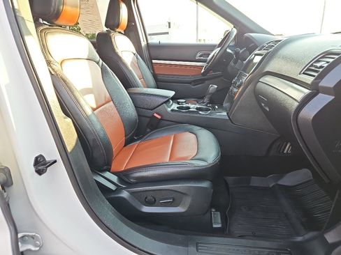 Used 2019 Ford Explorer XLT w/ XLT Desert Copper Package AWD/4WD image 18