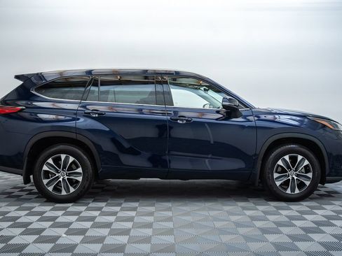 Used 2022 Toyota Highlander XLE AWD/4WD image 4