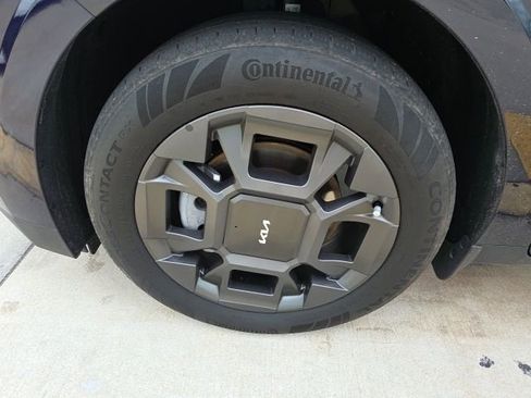 Used 2025 Kia Carnival EX image 10