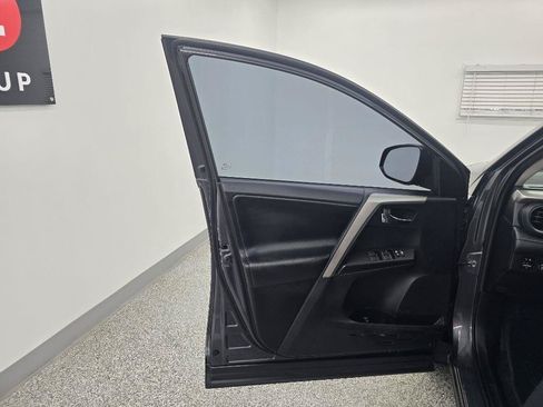 Used 2018 Toyota RAV4 XLE AWD/4WD image 27