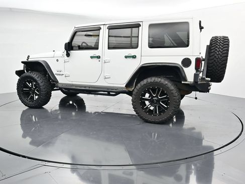 Used 2017 Jeep Wrangler Unlimited Sahara w/ Max Tow Package AWD/4WD image 5