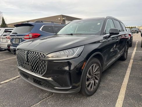 Used 2025 Lincoln Aviator AWD image 3