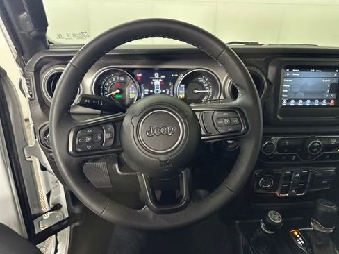 Used 2023 Jeep Wrangler Unlimited image 14