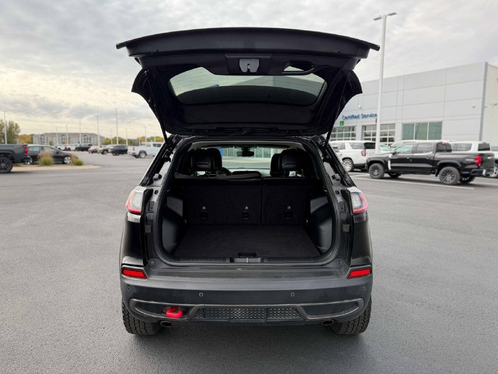 Used 2019 Jeep Cherokee Trailhawk w/ Cold Weather Group AWD/4WD image 15