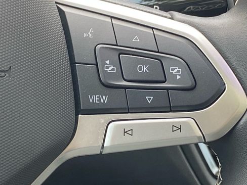 Used 2025 Volkswagen Tiguan SE AWD/4WD image 6