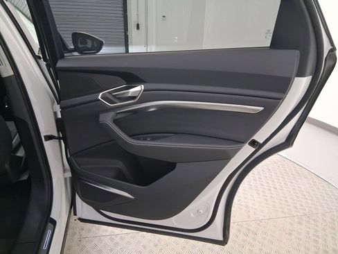 Used 2024 Audi Q8 e-tron Premium Plus w/ Premium Plus Package image 32