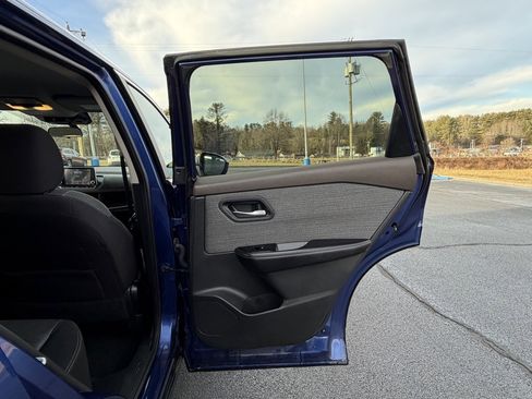 Used 2023 Nissan Rogue SV image 18