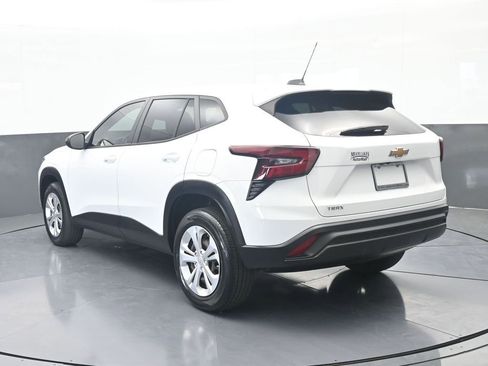 Used 2024 Chevrolet Trax LS FWD image 4