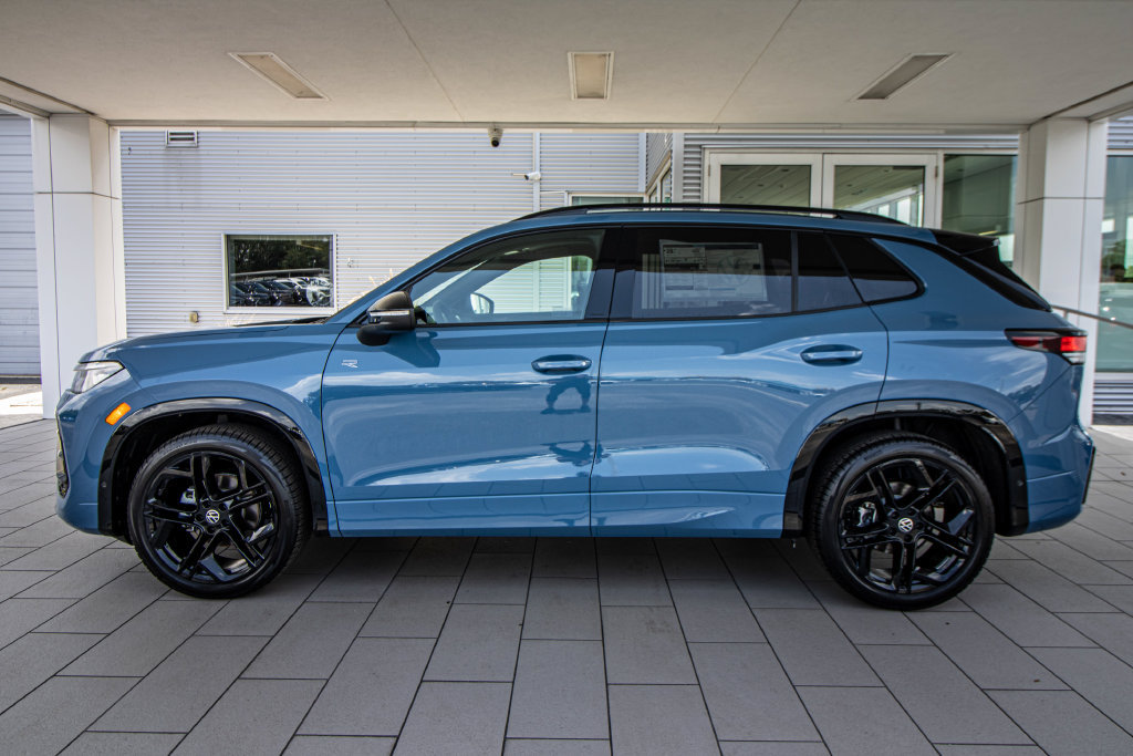 New 2026 Volkswagen Tiguan SE R-Line FWD image 12