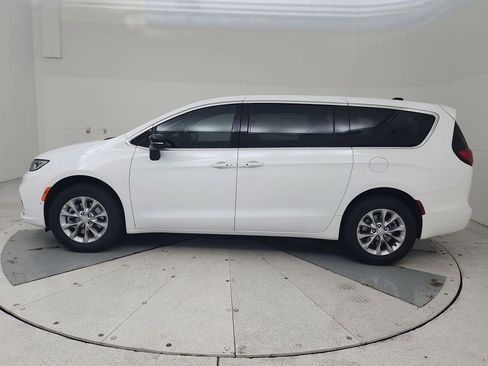 New 2026 Chrysler Pacifica Limited image 5