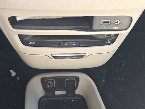 Used 2018 Chrysler Pacifica Limited w/ Advanced Safetytec Group FWD image 38