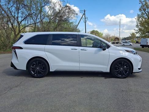 Used 2023 Toyota Sienna XSE FWD image 6