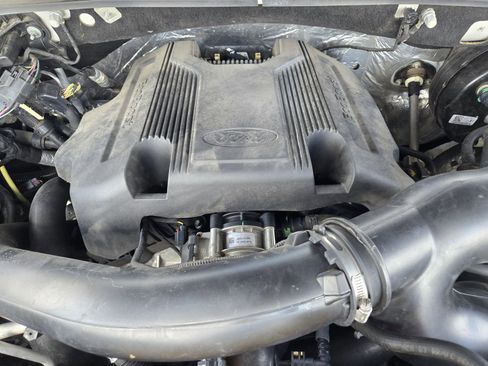 Used 2018 Ford Expedition XLT w/ Equipment Group 202A RWD image 28
