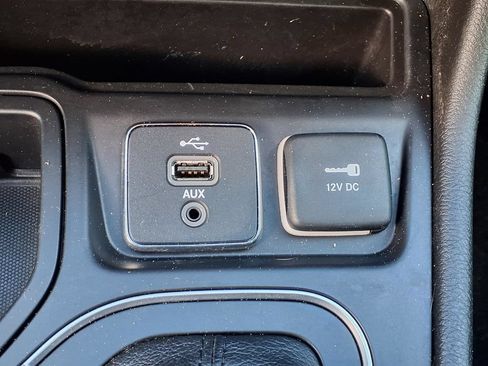 Used 2019 Jeep Cherokee Latitude w/ Popular Appearance Group FWD image 9