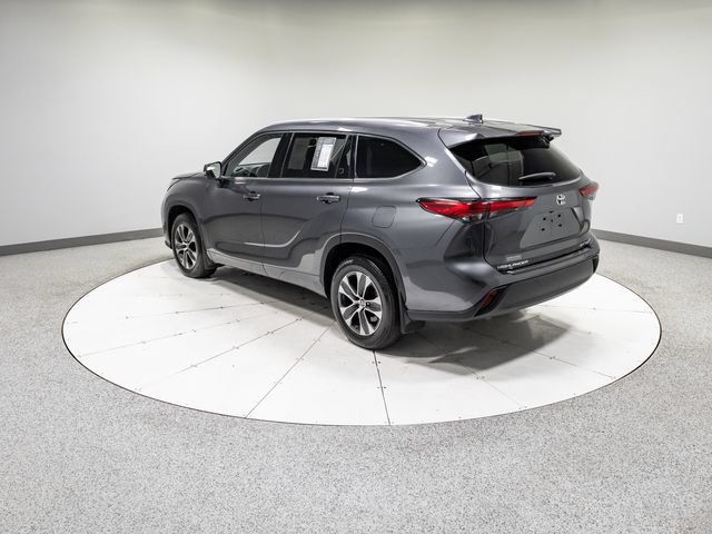 Used 2022 Toyota Highlander XLE AWD/4WD image 34