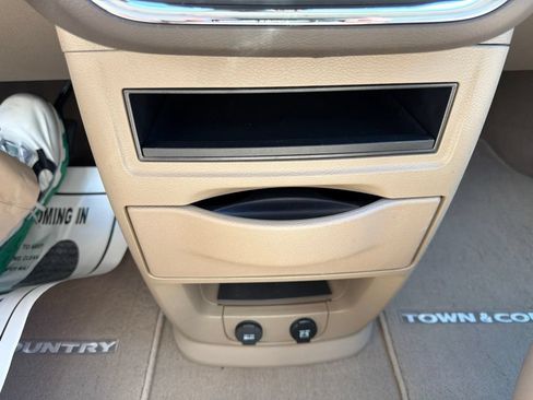 Used 2013 Chrysler Town & Country Touring-L w/ Driver Convenience Group FWD image 38