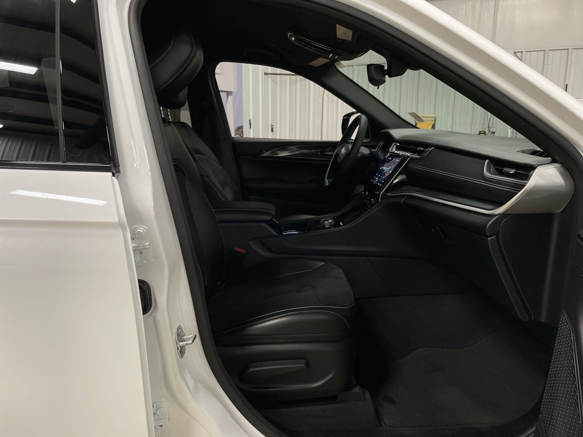 Used 2023 Jeep Grand Cherokee Altitude RWD image 27