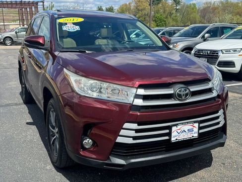 Used 2017 Toyota Highlander XLE AWD/4WD image 4