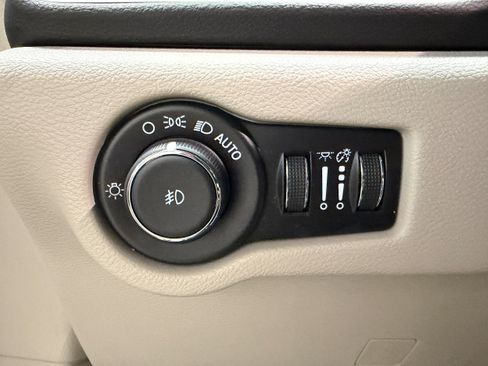 Used 2024 Chrysler Pacifica Touring-L FWD image 16