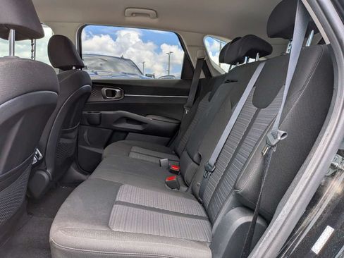 Used 2023 Kia Sorento LX FWD image 9