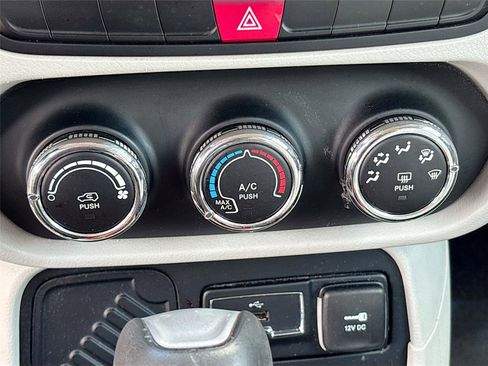 Used 2015 Jeep Renegade Latitude FWD image 15