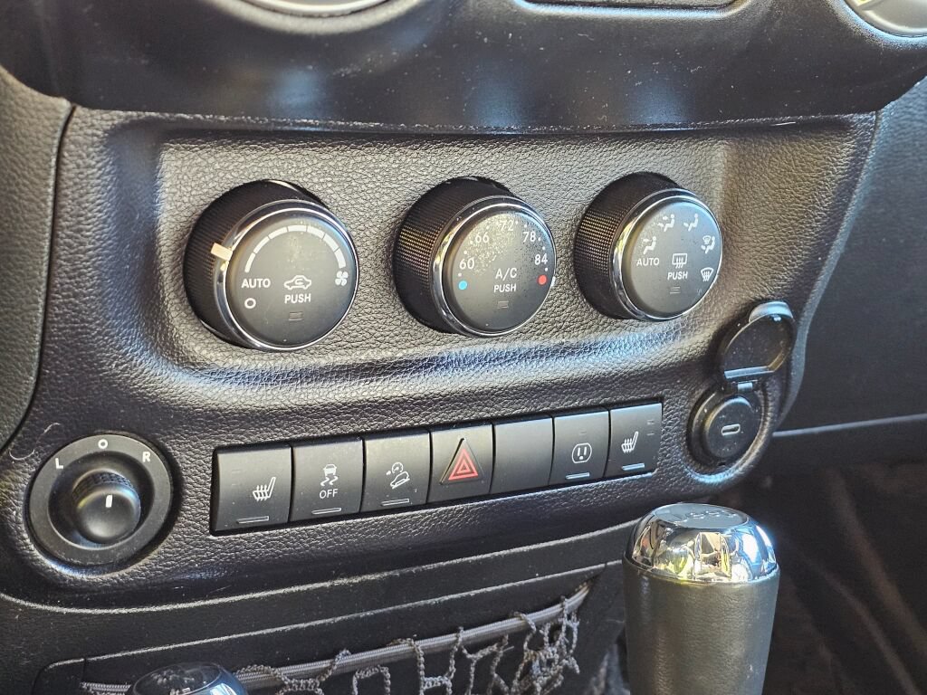 Used 2015 Jeep Wrangler Unlimited Rubicon AWD/4WD image 14