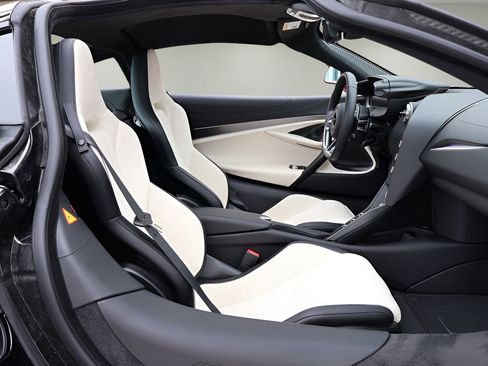 New 2026 McLaren 750S RWD image 17