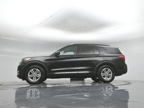 Used 2024 Ford Explorer XLT RWD image 48