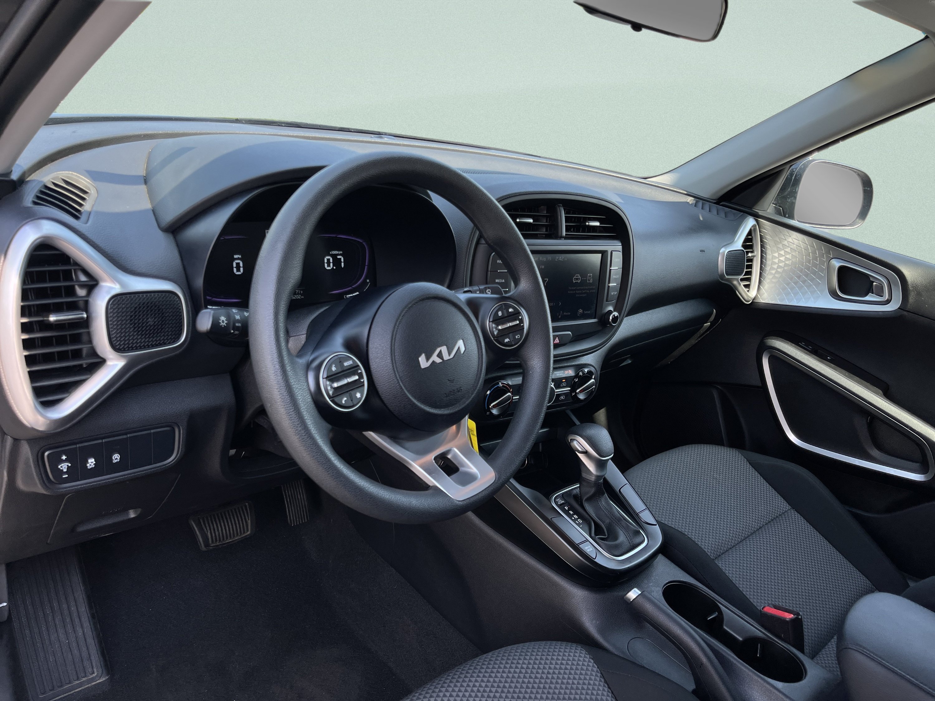 Used 2025 Kia Soul LX w/ LX Technology Package FWD image 17