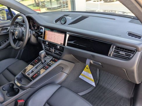 Certified 2025 Porsche Macan AWD/4WD image 26
