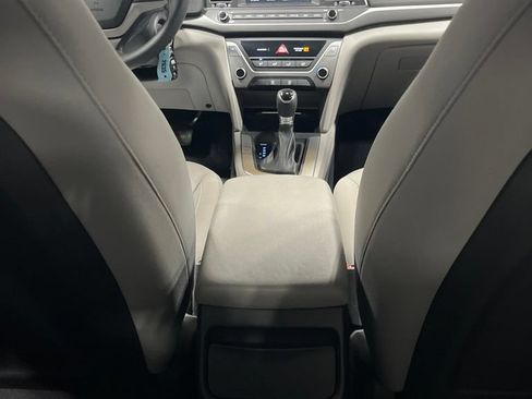 Used 2017 Hyundai Elantra SE FWD image 31