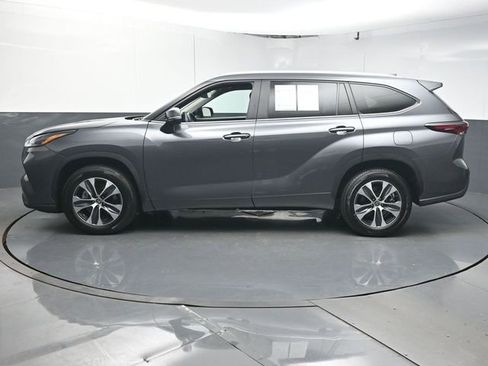 Used 2024 Toyota Highlander XLE FWD image 5