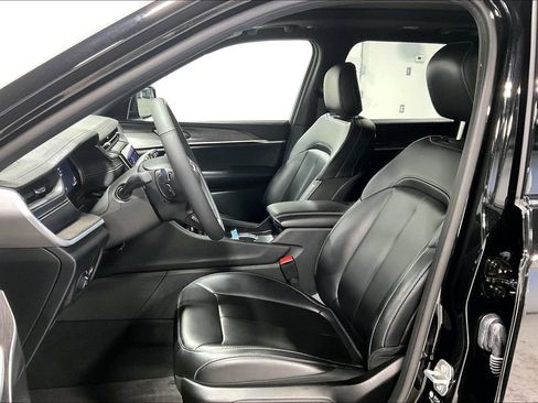 Used 2025 Jeep Grand Cherokee L Limited w/ Black Appearance Package image 34